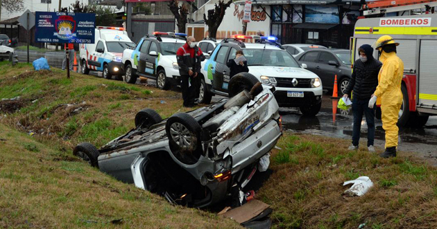 Conductor perdió el control del auto en la autopista y volcó en una zanja