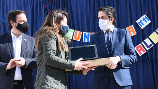 El ministro de Educación de la Nación entregó netbooks en la Escuela Nº11