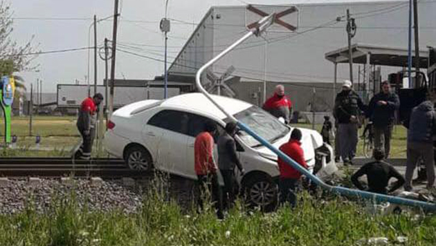Automovilista impactó contra una columna de alumbrado en el barrio Philips
