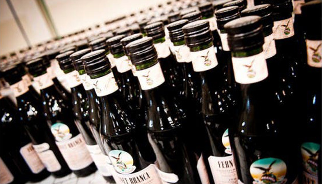 Armado con un cuchillo, robó varias botellas de fernet en un comercio