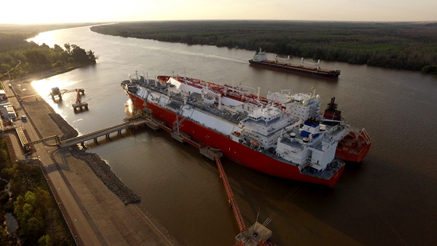 Afirman que el buque regasificador se quedará “varios años más” en Escobar