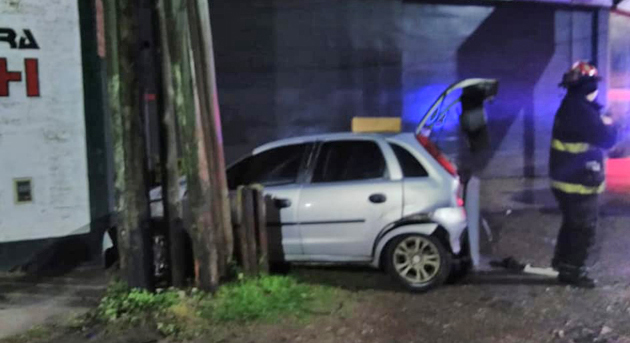 Un auto chocó a otro que estaba parado frente a un semáforo de la ruta 25