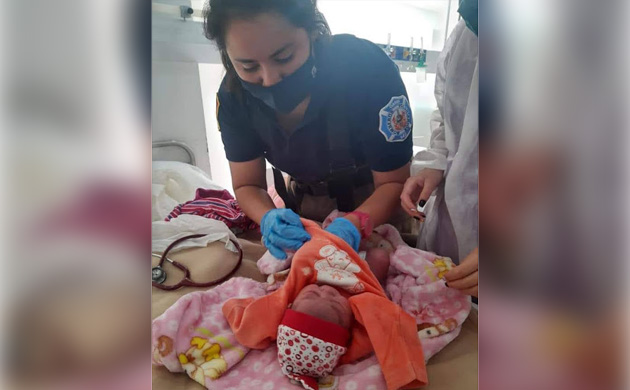 Bomberos asistieron a una mujer que acababa de dar a luz en su domicilio