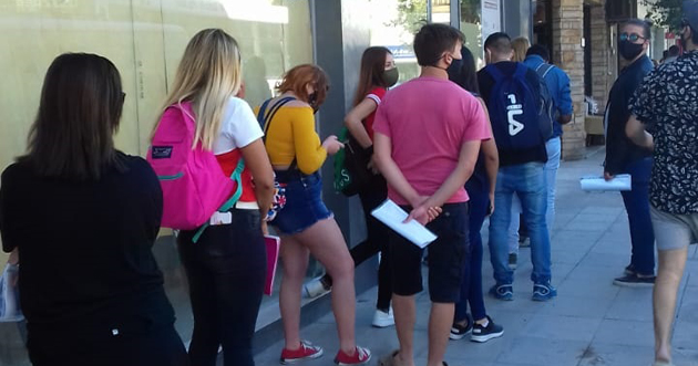 Dos cuadras de cola para dejar un currículum en un comercio escobarense