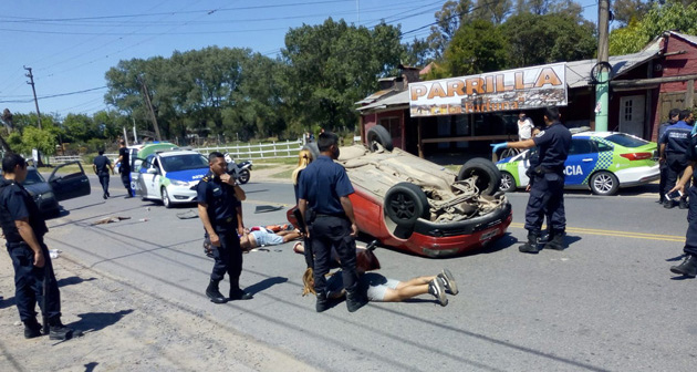 Persecución, disparos, vuelco y cinco detenidos en la avenida San Martín