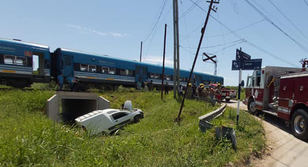 Historia repetida: Tren arrolló a un vehículo en un peligroso paso a nivel de Garín