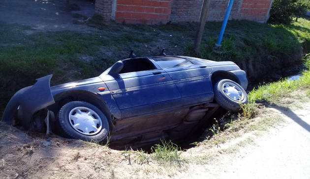 Insólito: Un auto mordió la banquina y cayó a una profunda zanja en Matheu