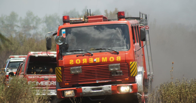 Impresionante incendio de pastizales en un campo de Loma Verde