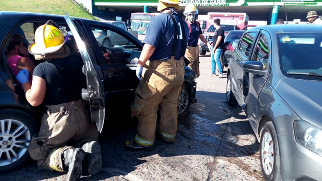 Violento accidente entre dos autos en el puente del “Curvón”: una mujer herida