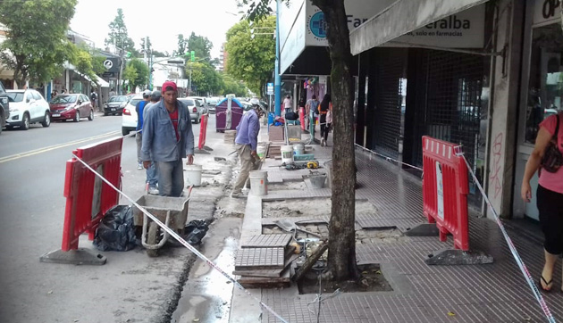 Una obra que no duró dos años: Reparan las veredas del centro de Escobar