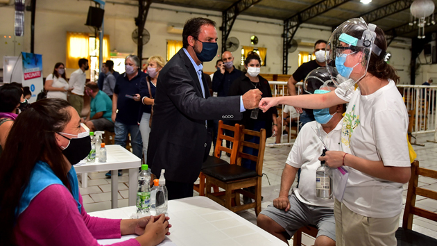 Sujarchuk supervisó el plan de vacunación en el Centro de Ferroviarios de Escobar