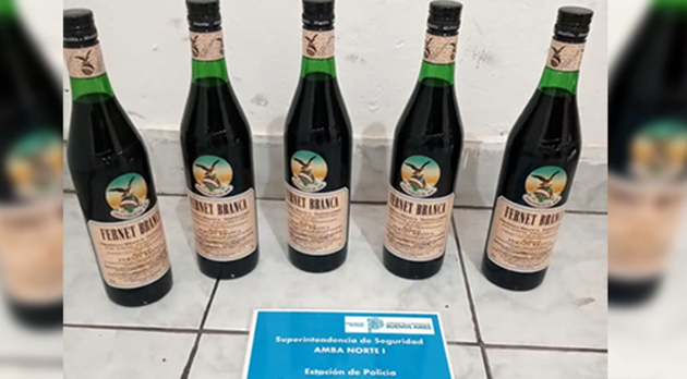 Detienen a una mujer que intentó robar cinco botellas de fernet en un comercio