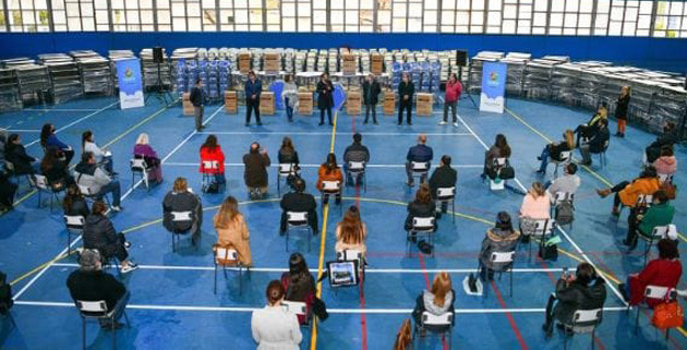 Más de medio centenar de escuelas recibieron mesas, sillas y calefactores