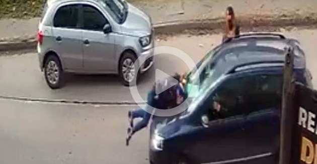 Video impactante: vehículo atropelló a una mujer con su bebé en brazos
