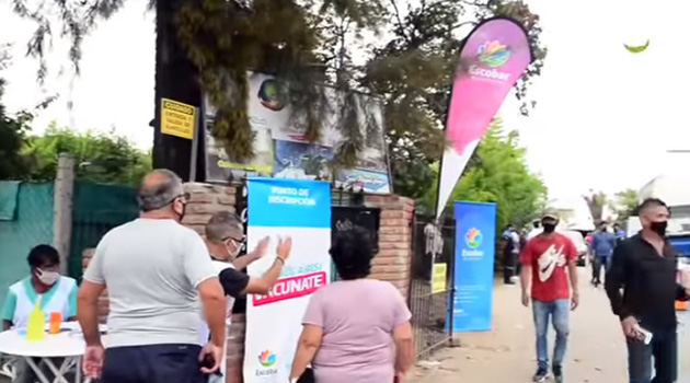 Una mujer falleció mientras esperaba ser vacunada contra el coronavirus