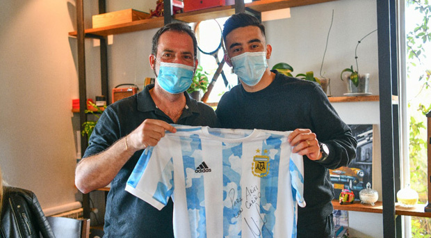 Ariel Sujarchuk recibió en su casa al futbolista escobarense Nicolás González