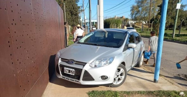 Reclamo por vehículos estacionados sobre la vereda en la calle Gelves