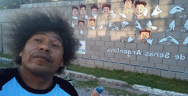 José “Peters” Castro pintó un mural por el Día Nacional de las Personas Sordas