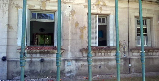 Daño reparado: Alumnos del Dante Alighieri limpiaron la fachada del San Vicente