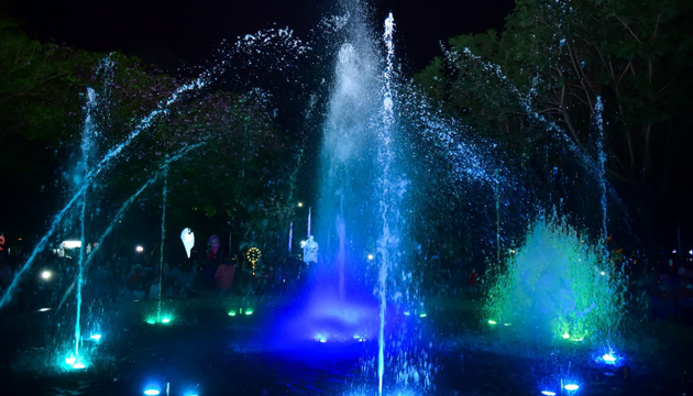 Shows de luces y aguas danzantes en la remodelación de la plaza de Garín