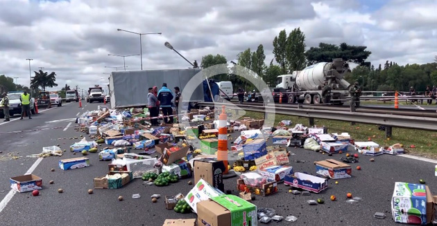 Trágico vuelco de un camión sobre la autopista: un muerto y un herido