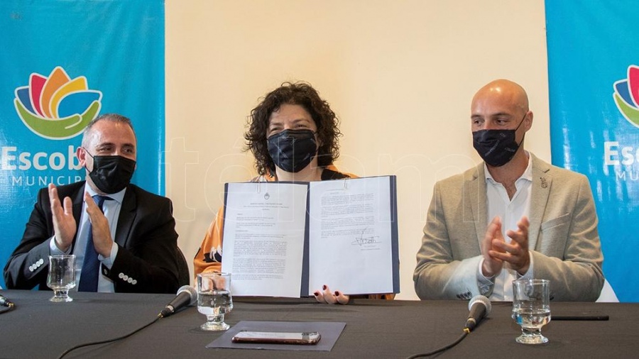 Carla Vizzotti visitó Escobar y autorizó la producción de aceite de cannabis medicinal