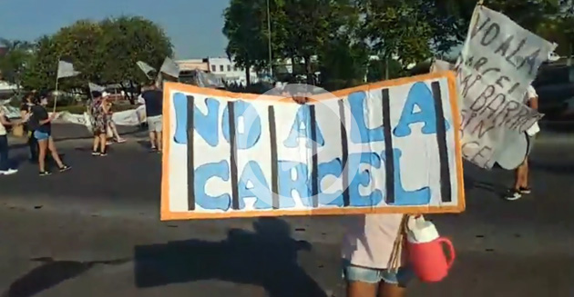 Manifestación en la entrada de Escobar contra la construcción de la alcaidía