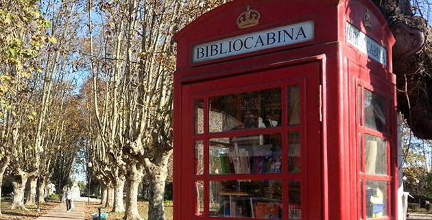 Destrozaron y saquearon la bibliocabina de la plaza de Ingeniero Maschwitz