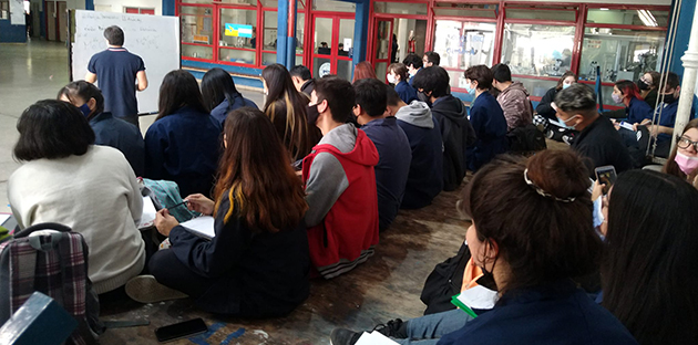En la Técnica Nº2 de Garín dan clases en el patio porque hay aulas con asbesto