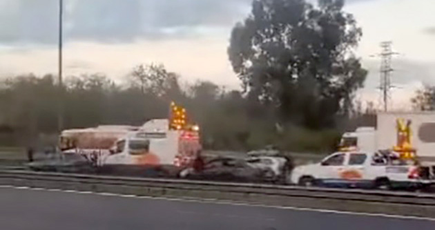 Motociclista suicida: iba en contramano por la autopista, chocó y lo aplastó un camión