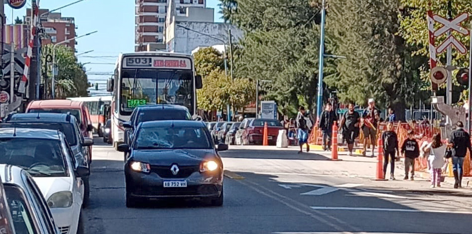 Rehabilitan el paso a nivel de la avenida Tapia de Cruz y cierran el de Estrada