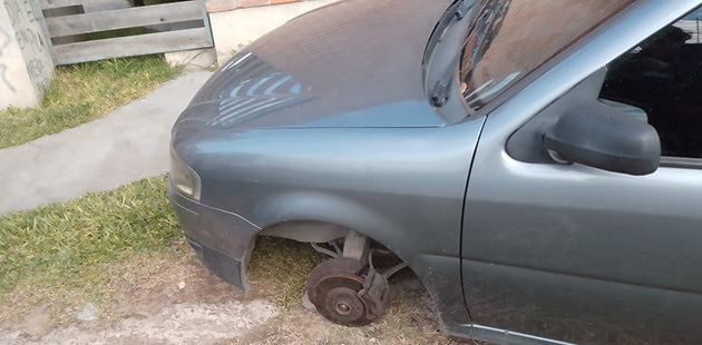 Roban ruedas de un auto en cercanías del predio de la Fiesta de la Flor