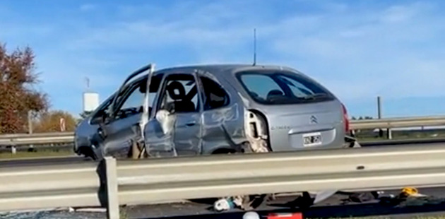 Accidente fatal en la autopista: chocó contra el guardarraíl y salió despedido
