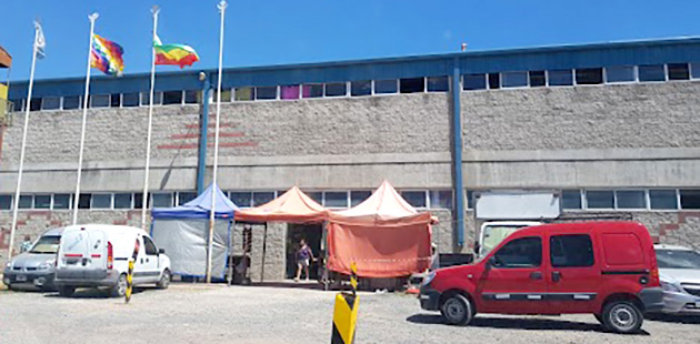 Mal momento en el estacionamiento de la feria de ropa de Lambertuchi