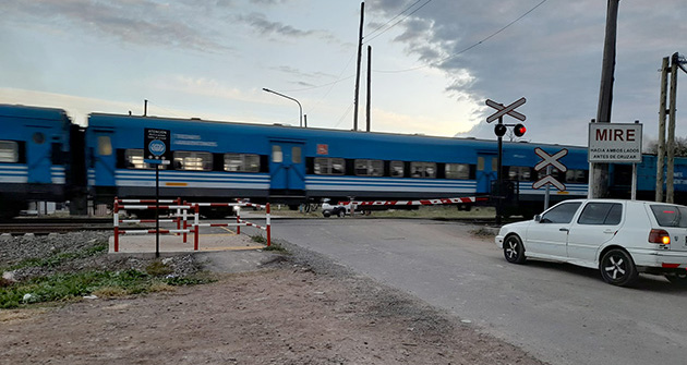 Enhorabuena: Pusieron barreras en un peligroso paso a nivel de Escobar