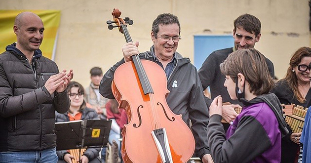 El ministro de Cultura entregó instrumentos a una orquesta en Garín