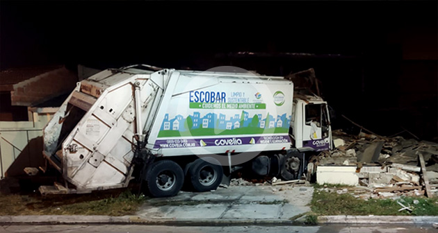 De no creer: Camión de residuos se incrustó contra una vivienda en Escobar
