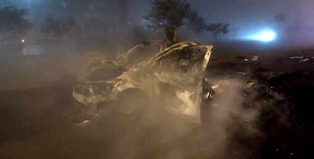 Dos autos chocaron en la autopista en medio de la neblina y uno se incendió