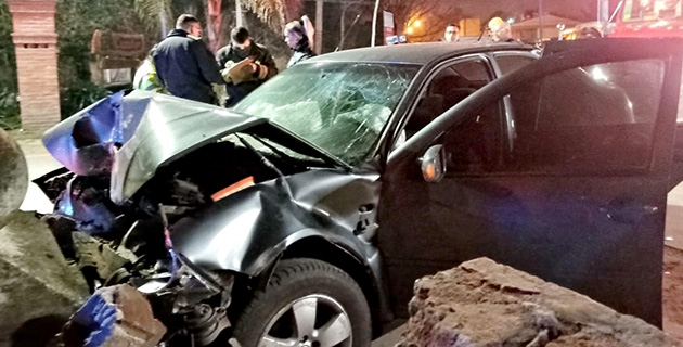 Violento choque de un auto contra el paredón de la entrada a El Cazador