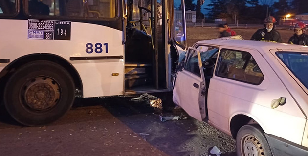 Violento choque entre un colectivo de la línea 194 y un auto en Loma Verde