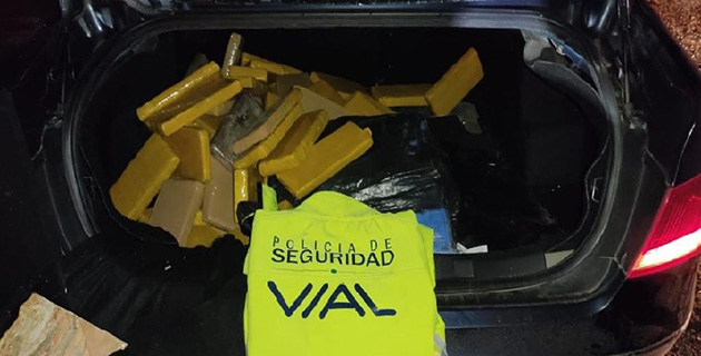 Un vecino de Garín chocó y la Policía le encontró 70 panes de marihuana en el baúl