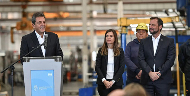 Sergio Massa visitó una fábrica de Escobar junto a la titular de ANSES