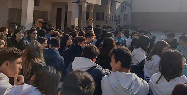 Sentada de alumnos del colegio Santa María en defensa de dos docentes