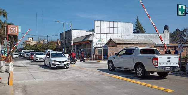 Rehabilitan el paso a nivel de la avenida 25 de Mayo en Escobar