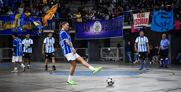 Palpitando el Mundial: Ex figuras del fútbol jugaron un partido solidario en Garín