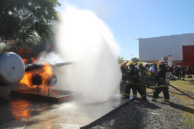 bomberos apagando fuego