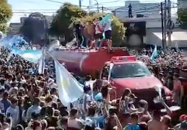 Bomberos de Escobar iban a un incendio y quedaron en medio de los festejos