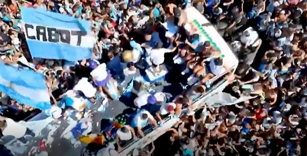 La Selección hizo flamear una bandera de Garín en plena caravana