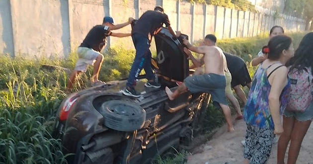 Perdió el control y cayó con su auto a un zanjón en Maquinista Savio