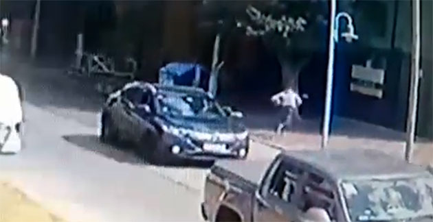 Ataque de motochorros en pleno centro de Escobar: la filmación del robo